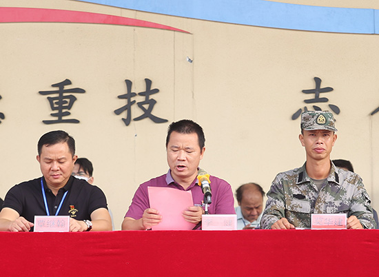 2.副校长李健（中）作动员讲话.jpg