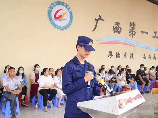 3.消防工程技术1班唐国标同学作为新生代表发言.jpg