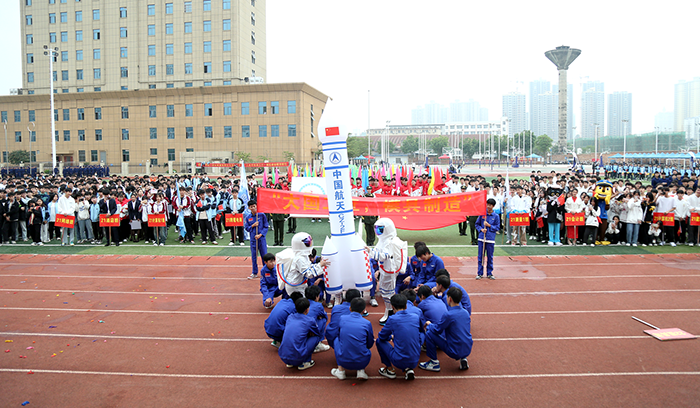 4. 2022级模具班方阵.png