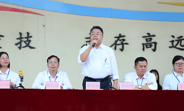10.党委书记张海林宣布运动会开幕.JPG