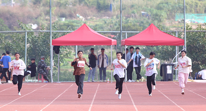14.运动员们你追我赶.JPG
