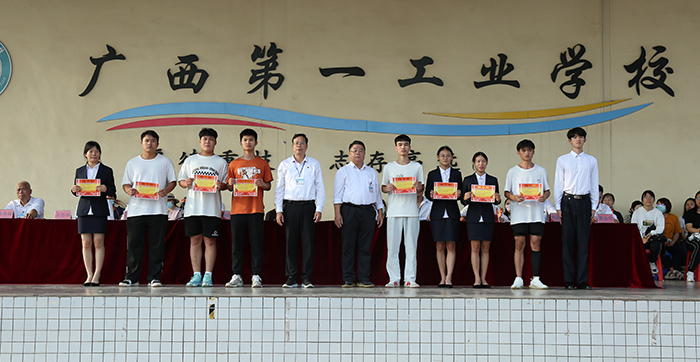 20.学校领导为破记录者颁奖.JPG