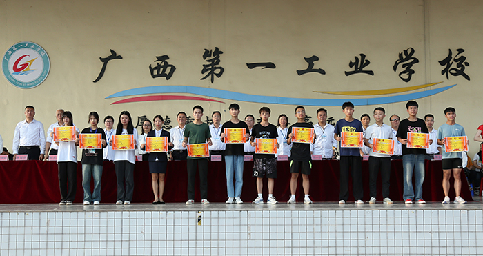 21.学校领导为获奖集体颁奖.JPG