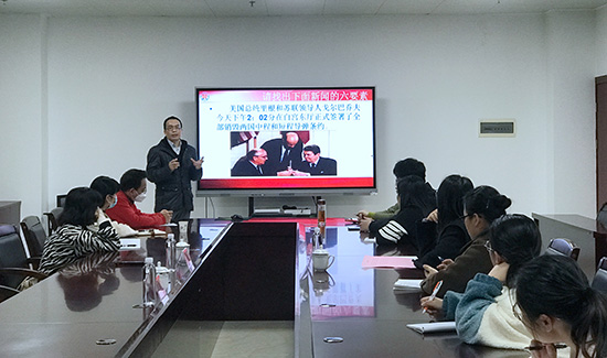 广西八桂职教网副总编李合生在授课.jpg