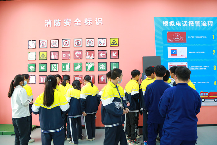 1.参观者在了解消防安全知识.jpg