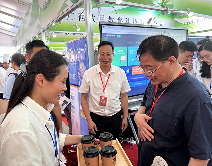 15.南宁师范大学职业技术教育学院院长王屹莅临学校展位.jpg