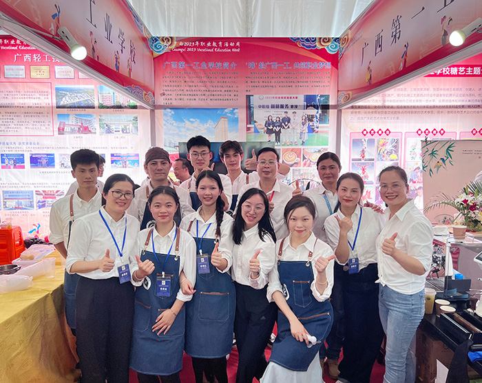 16.参加梧州职业学院举办的广西2023年职业教育活动周主题展示的师生代表.jpg