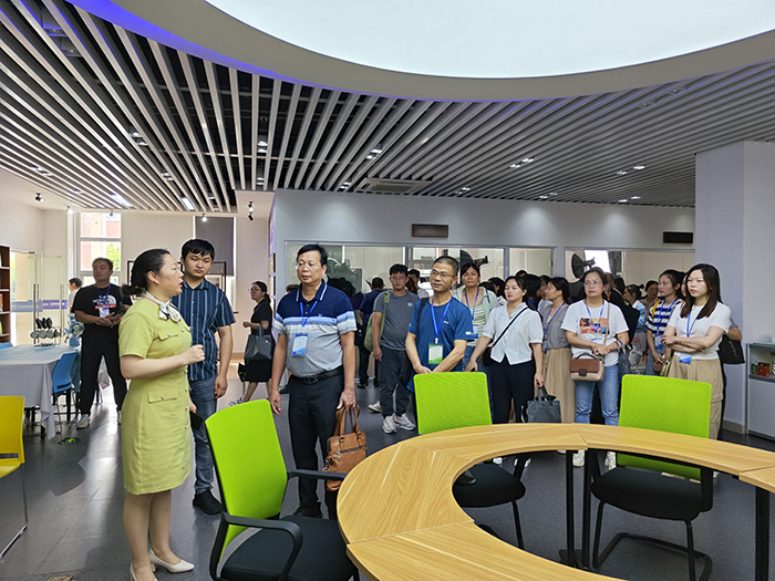 9.学员在江苏省相城中等专业学校观摩学习.jpg