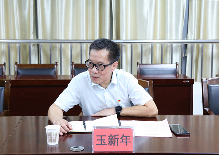7.座谈会上，自治区应急管理厅党委委员、副厅长玉新年（中）讲话.jpg