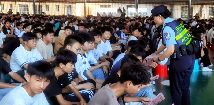 2-腰塘派出所卢雅冬副所长在发放反诈宣传页.jpg