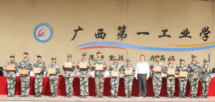 12.副校长李健为“训练标兵”颁奖.jpg