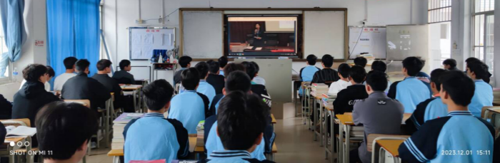 图二 学生在教室观看艾滋病知识宣传讲座直播.png