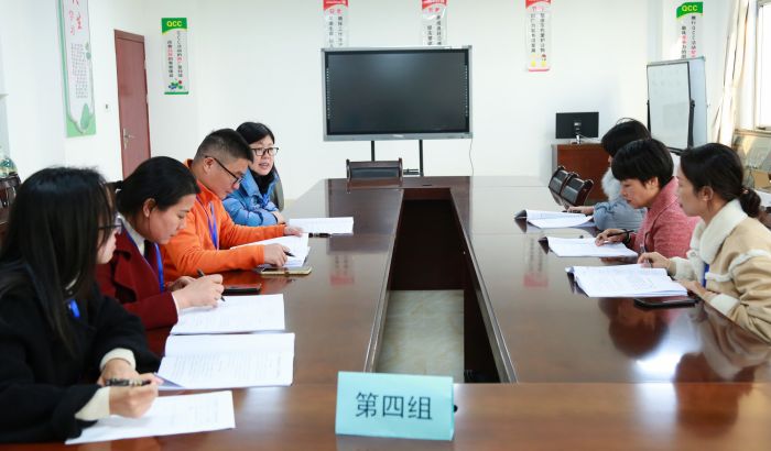 与会代表审议各项报告和制度.jpg