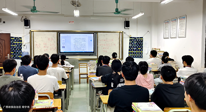 2 各班学生参加开展心理读书会活动.jpg