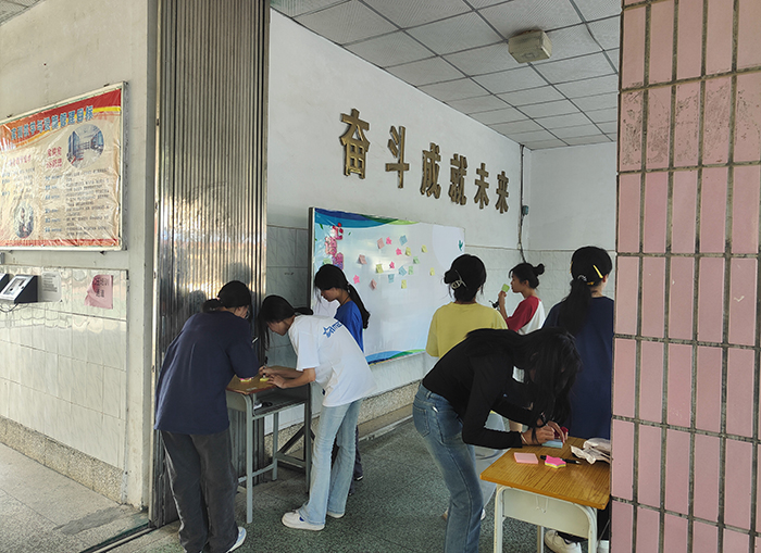 5  同学们参与心语墙活动.jpg