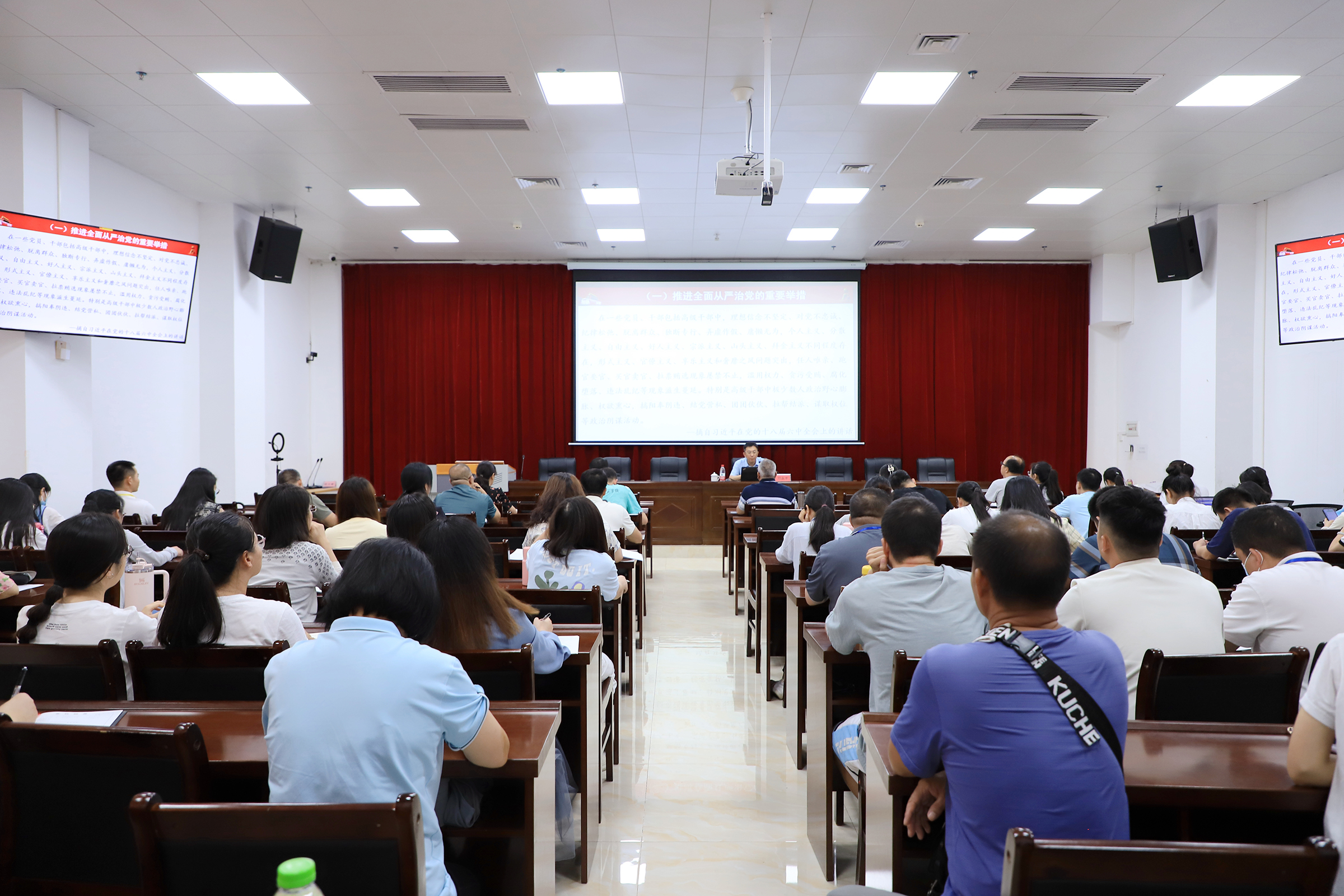 广西一工校举办深入贯彻中央八项规定精神学习教育专题讲座