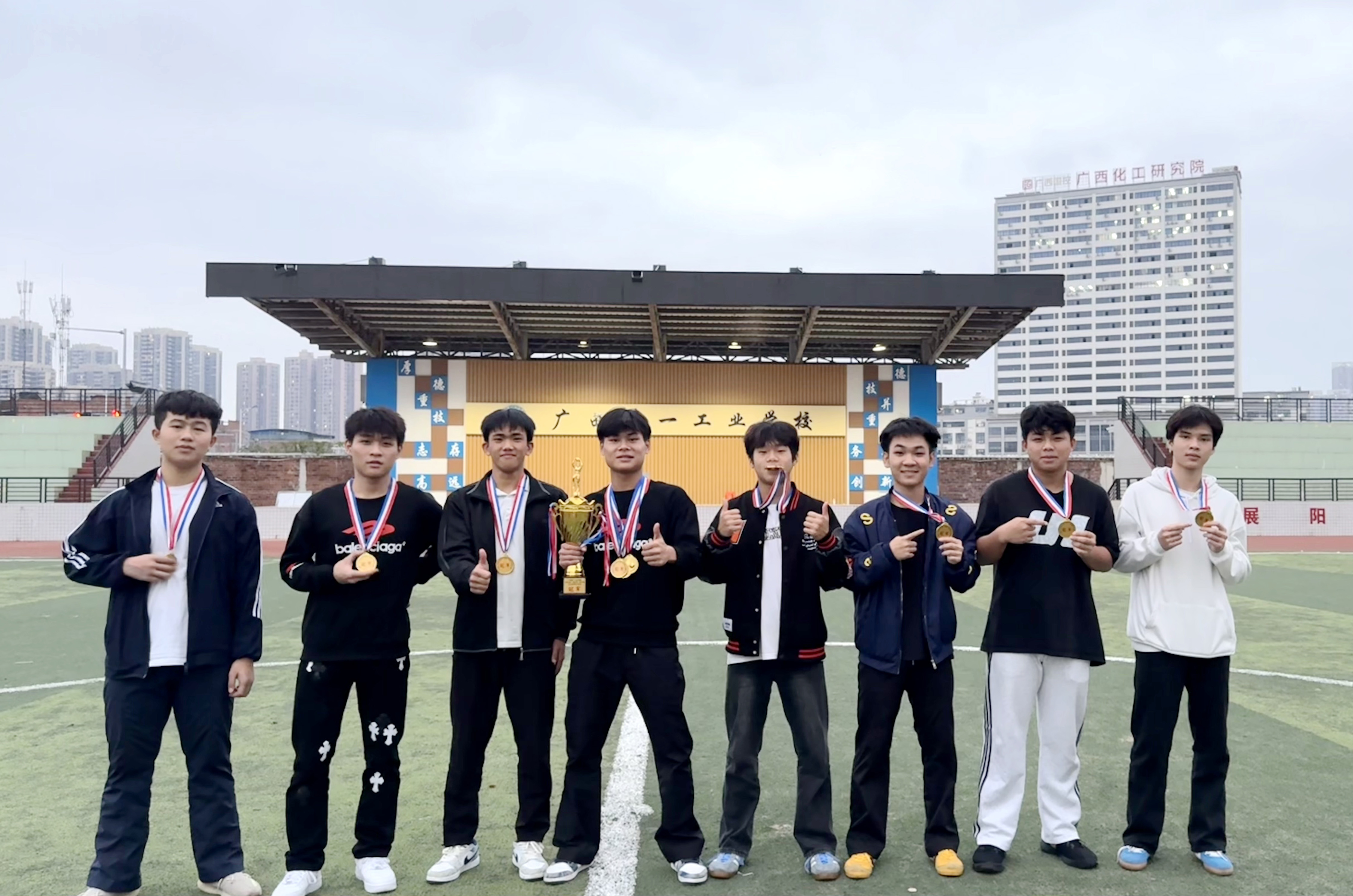 青春“篮”不住，拼搏“燃”赛场 ——广西第一工业学校“灵蛇杯”篮球赛圆满落幕