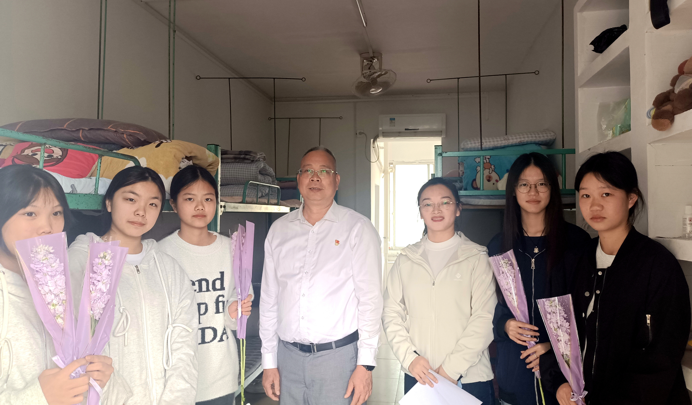 情暖三月 爱溢校园 ——广西第一工业学校开展女生节慰问活动