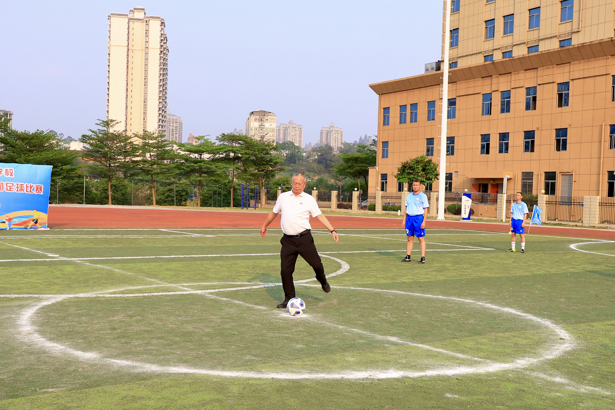 燃情绿茵，逐梦赛场——广西第一工业学校第一届“绿茵杯”校园足球联赛火热开赛